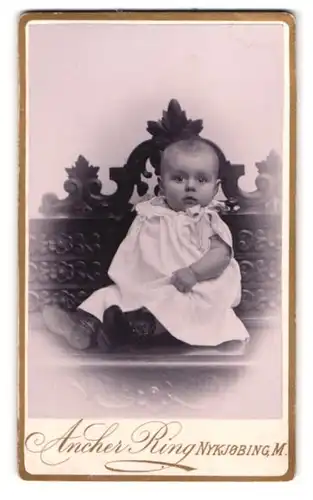 Fotografie Ancher Ring, Nykjöbing, Süsses kleines Mädchen mit Kulleraugen und weissem Kleidchen