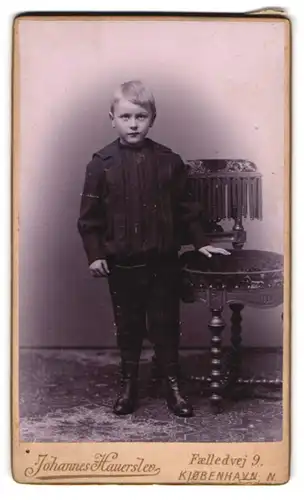 Fotografie Johannes Hauerslev, Kjobenhavn, Faelledvej 9, Blonder süsser Junge in Stiefeln posiert schüchtern