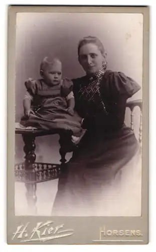 Fotografie H. Kier, Horsens, Attraktive junge Frau mit ihrer kleinen Tochter die ein Kleidchen trägt