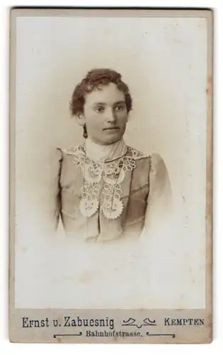 Fotografie Ernst u. Zabuesnig, Kempten, Bahnhofstrasse, Junges, brünettes gutaussehendes Mädchen mit gelocktem Haar