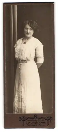 Fotografie Carl Heitmann, Friedland i. Meckl., Kaiserstrasse 27, Hübsche junge Frau mit Medaillon und im weissen Kleid