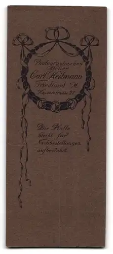 Fotografie Carl Heitmann, Friedland i. Meckl., Kaiserstrasse 27, Hübsche junge Frau mit Medaillon und im weissen Kleid