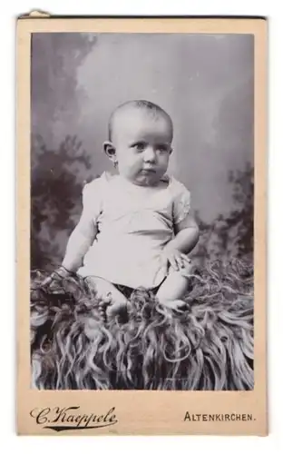 Fotografie C. Kaeppele, Altenkirchen, Süsses kleines Mädchen mit Ohrring und trotzigem Blick