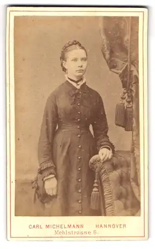 Fotografie Carl Michelmann, Hannover, Mehlstrasse 6, Junge attraktive Frau mit geflochtenen Haaren im schwarzen Kleid