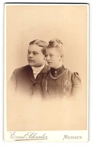 Fotografie Ernst Schroeter, Meissen, Obergasse 597, Attraktives junges Paar, Dame mit Perlenkette, Herr im Anzug