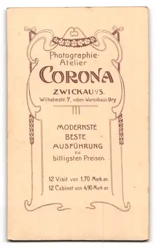 Fotografie Atelier Corona, Zwickau i.Sa., Wilhelmstrasse 7, Junge brünette Dame im schwarzen Kleid und mit Büchlein