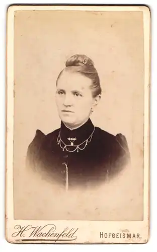 Fotografie H. Wachenfeld, Hofgeismar, Bürgerliche Frau mit Halskette im Portrait