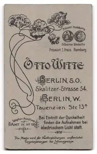 Fotografie Otto Witte, Berlin, Skalitzer-Strasse 54, Glatzköpfiger Herr in gestreiften Anzug