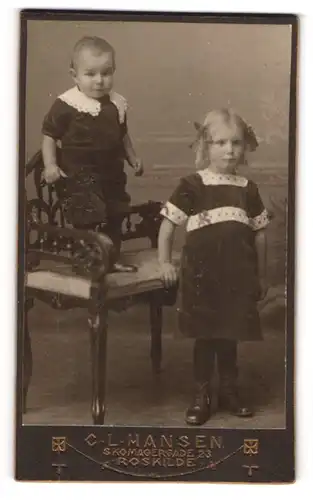 Fotografie L. Hansen, Roskilde, Skomagergade 23, Kinderchen in samtenen Kleidern