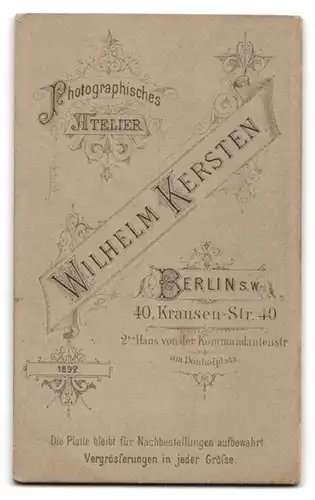 Fotografie Wilhelm Kersten, Berlin, Krausen-Strasse 40, Bürgerlicher Herr im gestreiften Anzug