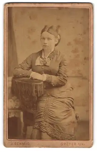 Fotografie J. Schmid, Speyer a. Rh., Jacobstrasse 11a, Junge Dame im taillierten Kleid