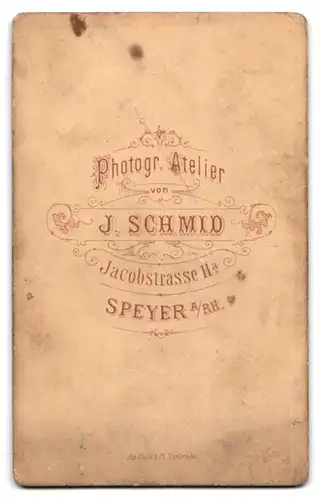 Fotografie J. Schmid, Speyer a. Rh., Jacobstrasse 11a, Junge Dame im taillierten Kleid
