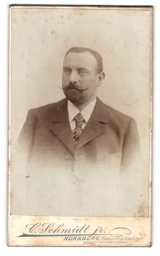 Fotografie C. Schmidt jr., Nürnberg, Frauenthorzwinger, Bürgerlicher Herr mit gezwirbeltem Schnauzbart