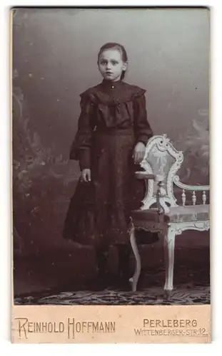Fotografie Reinhold Hoffmann, Perleberg, Wittenberger-Strasse 12, Mädchen im hübschen Kleid