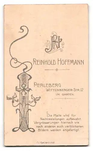 Fotografie Reinhold Hoffmann, Perleberg, Wittenberger-Strasse 12, Mädchen im hübschen Kleid