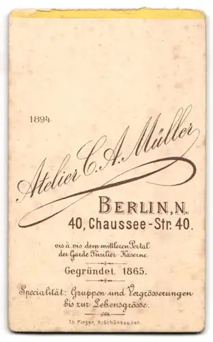 Fotografie Atelier C.A. Müller, Berlin, Chaussee-Strasse 40, Kleiner Bub im samtenen Kleid