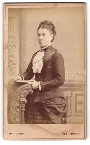 Fotografie W. Ernst, Hannover, Angerstrasse 13a, Bürgerliche Dame im taillierten Kleid