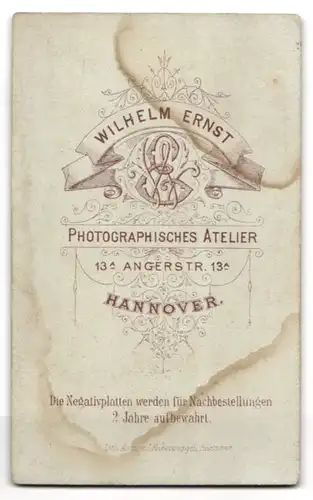 Fotografie W. Ernst, Hannover, Angerstrasse 13a, Bürgerliche Dame im taillierten Kleid