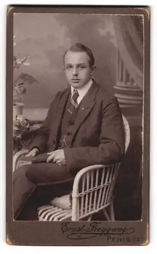 Fotografie Ernst Freygang, Penig, Junger Herr mit Krawatte im Anzug