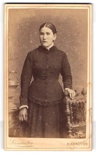 Fotografie Leineweber, Hannover, Georgstrasse 11, Bürgerliches Fräulein mit strenger Frisur im taillierten Kleid