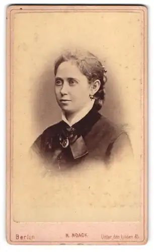 Fotografie H. Noack, Berlin, Unter den Linden 45, Bürgerliche Frau mit geflochtenem Haar