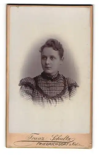 Fotografie Franz Schultz, Friedrichsort, Junges Fräulein im karierten Kleid