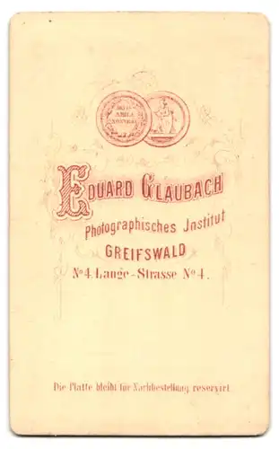 Fotografie Eduard Glaubach, Greifswald, Lange-Strasse 4, Bürgerlicher Herr mit Flieg im Anzug und pomadisierten Haaren