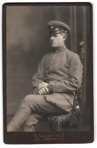 Fotografie Samson & Co., München, Soldat mit Portepee am Bajonett in Uniform