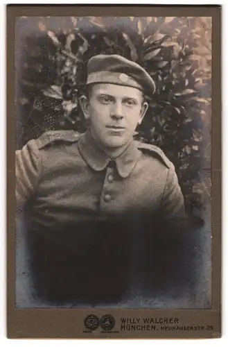 Fotografie Willy Walcher, München, Neuhauserstrasse 29, Soldat in Feldgrau mit Krätzchen