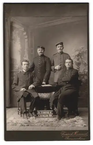 Fotografie Friedrich Rummel, Germersheim, Zwei Soldaten in Uniform mit zwei Zivilisten