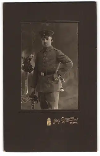 Fotografie Heinz Bensemann, Metz, Junger Soldat in Uniform mit Portepee, Bajonett, IR 18