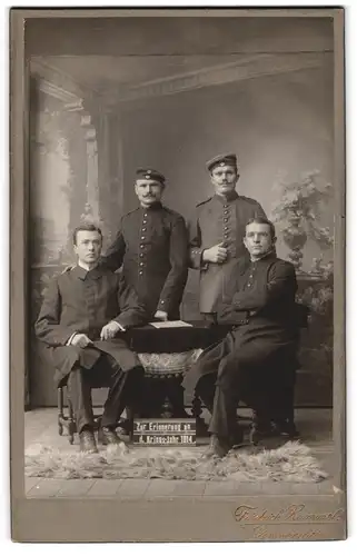 Fotografie Friedrich Rummel, Germersheim, Zwei Soldaten in Uniform und zwei Zivilisten im Portrait