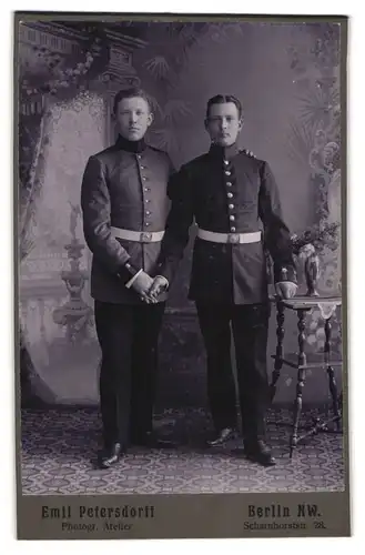 Fotografie Emil Petersdorff, Berlin, Scharnhorststrasse 28, Zwei Soldatenbrüder in Uniform