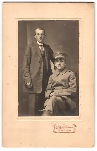 Fotografie Robert Ophoven, Düren, Soldat in Uniform mit seinem Bruder im Portrait
