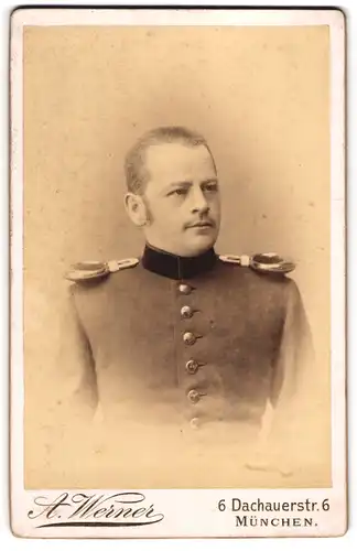 Fotografie A. Werner, München, Dachauerstrasse 6, Soldat in Uniform, Epauletten