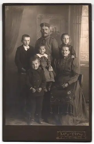 Fotografie Karl Perino, Deggendorf, Graben 273, Soldat in Uniform mit Krätzchen und seiner Familie