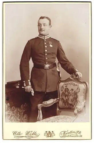 Fotografie Otto Witte, Berlin, Skalitzerstrasse 54, Gardesoldat mit Orden, Portepee und Bajonett in Uniform