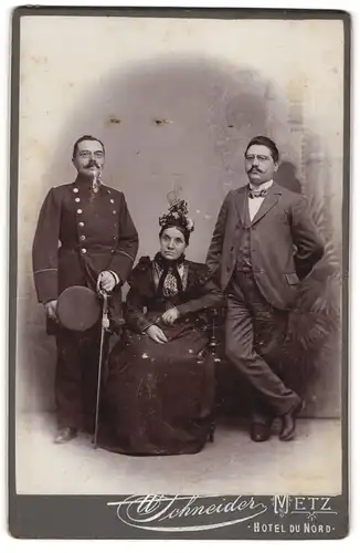 Fotografie W. Schneider, Metz, Hotel du Nord, Soldat mit Zwicker in Uniform mit seinem Bruder und der Mutter