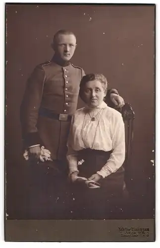 Fotografie Walter Taubmann, Pirna a. E., Jacobäerstrasse 6, Einjährig-Freiwilliger Soldat in Uniform mit seiner Mutter
