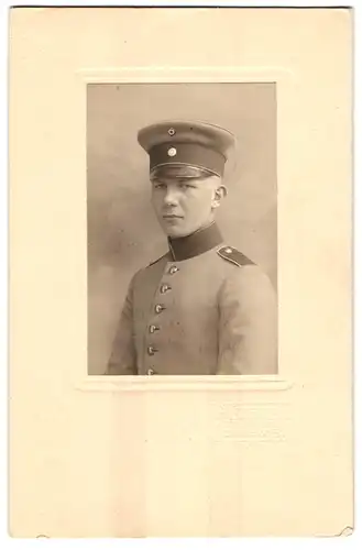 Fotografie A. Eckerlehn, Lindau i. B., Junger Soldat in Uniform mit Schirmmütze