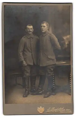 Fotografie E. Rudolph, Hof, Lorenzstrasse 3, Zwei Soldaten in Feldgrau mit Sporn