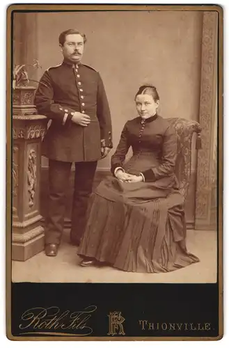 Fotografie Roth Fils, Thionville, Unteroffizier in Uniform mit seiner Gattin im Portrait