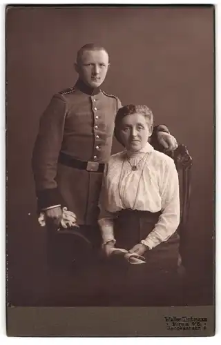 Fotografie Walter Taubmann, Pirna a. E., Jacobäerstrasse 6, Einjährig-Freiwilliger in Uniform mit seiner Mutter