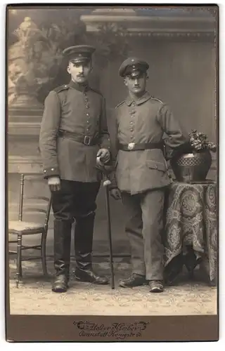 Fotografie Atelier Kleiber, Cannstatt, Königstrasse 69, Zwei Soldaten in Uniform, Reitstiefel, Portepee, Bajonett