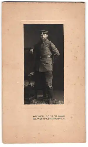 Fotografie Atelier Ederer, Landshut, Seligenthalerstrasse 18, Soldat mit Portepee und Bajonet in Uniform