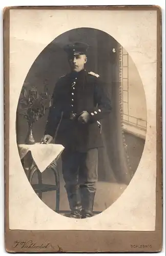 Fotografie F. Vahlendick, Schleswig, Soldat mit Ordensband in Uniform