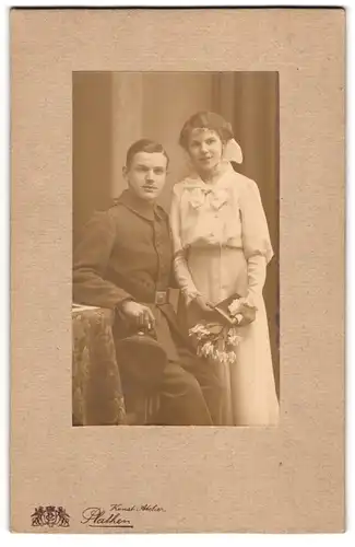 Fotografie Atelier Plathen, Gohlis, Lindenthalerstrasse 38, Junger Soldat in Uniform mit seiner Schwester