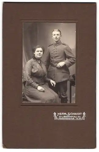 Fotografie Herm. Schmidt, Olbernhau i.Sa., Freibergerstrasse 28, Junger Soldat in Uniform mit Ordensband, Reg. 241