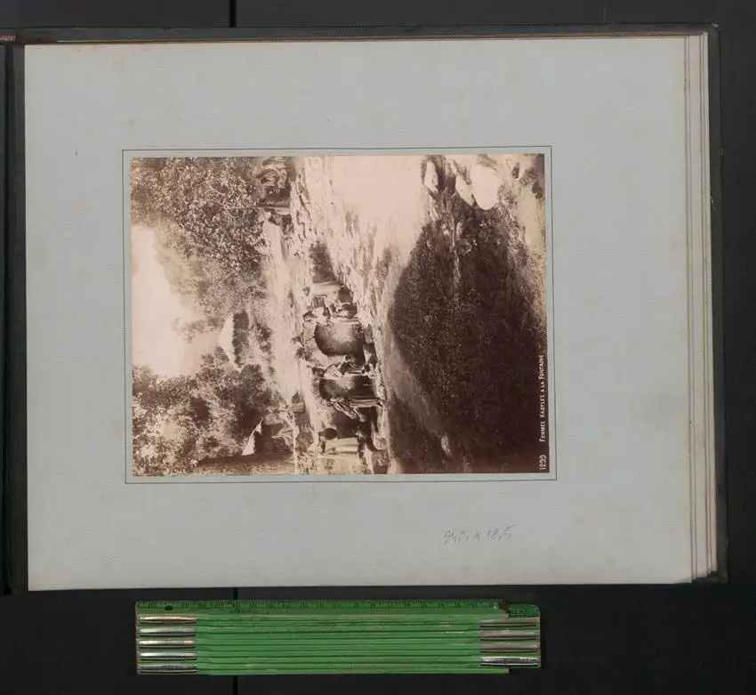 Fotoalbum mit 9 Fotografien, Ansicht Bejaia, Gorges de la Chiffa, Femmes Kabyles al al Fontaine, Porte Sarrazinne Bougie 1