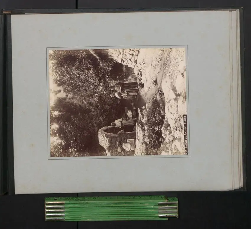 Fotoalbum mit 9 Fotografien, Ansicht Bejaia, Gorges de la Chiffa, Femmes Kabyles al al Fontaine, Porte Sarrazinne Bougie 5
